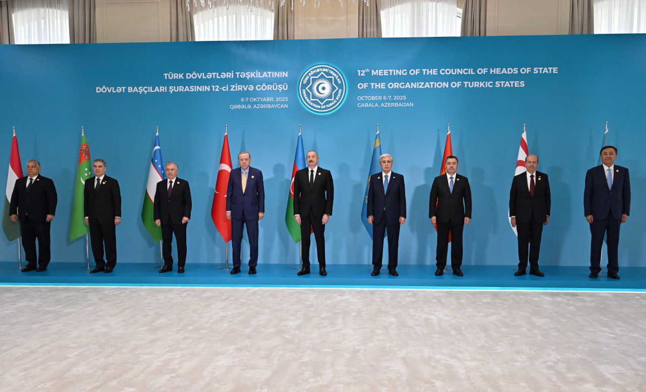 Монара бейнеленген порно комикстері Көрпедегі мастурбация