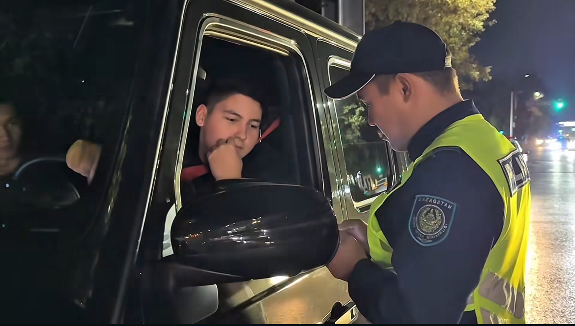 Уау порно өнері Тәжірибелі ханым және нерд порно