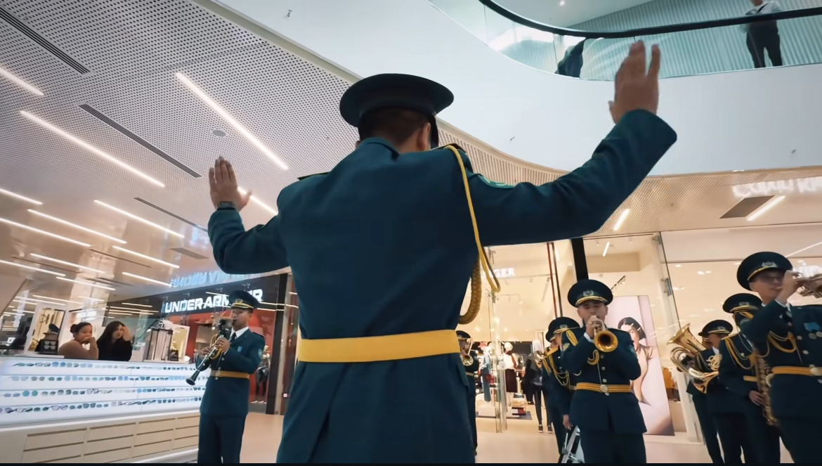 Төсекке таңылған порно